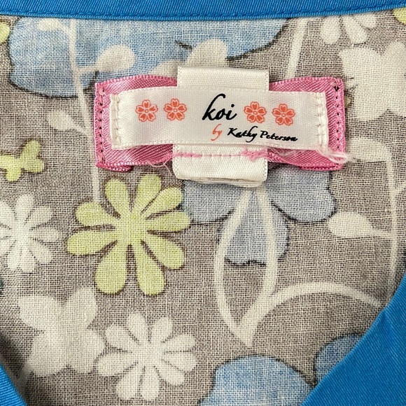 💰3 items for $25 🏷 Koi by Kathy Peterson Katelyn Mock Wrap Top fits like a S - Picture 7 of 10